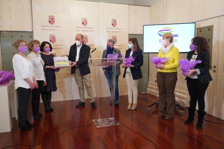 Imagen Los Bibliobuses inauguran su Ruta Violeta, con la que la Diputación quiere hacer llegar a toda la provincia un abanico de obras basadas en la igualdad