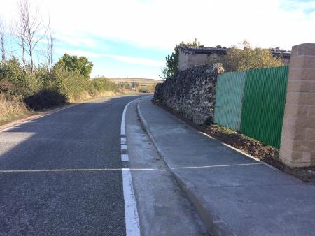 Imagen La Diputación construye una acera en la travesía de La Cuesta