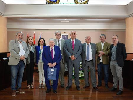 Imagen La unidad temática y estilística, la fuerza y el ritmo de ‘Servido en frío’, de Manuel Francisco Reina, le hacen merecedor del Premio Jaime Gil de Biedma de Poesía de la Diputación