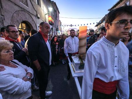 Imagen El presidente de la Diputación acompaña a los vecinos de Santa María la Real de Nieva en la Ofrenda de los Cirios, declarada Manifestación Tradicional de Interés Cultural Provincial
